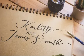 Laurretta Calligraphy font