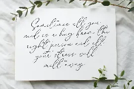 Melody Sunday - Heart Connected Font