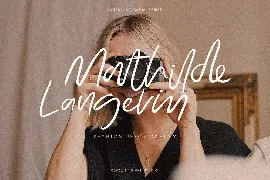 Hugedelia - Warm Script Font