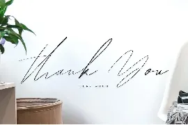 Hegomoni Signature font