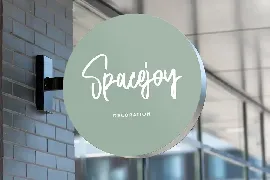 Lunchroom - Modern Script Font