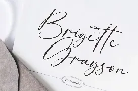 Breattogis | Modern Script Font